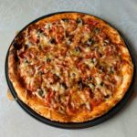 Пицца с шампиньонами, колбасой и сыром